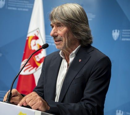 Con l'hotline sanitaria 116117 offriamo ai pazienti un accesso unico all’assistenza sanitaria, facilmente raggiungibile e in grado di fornire loro rapidamente orientamento e aiuto per trovare l'assistenza adeguata. Si tratta di un passo importante verso lo sviluppo di un’assistenza sanitaria ancora più integrata e vicina al luogo di residenza”, afferma Hubert Messner, assessore provinciale alla Prevenzione sanitaria e Salute. (Foto: USP/Fabio Brucculeri)