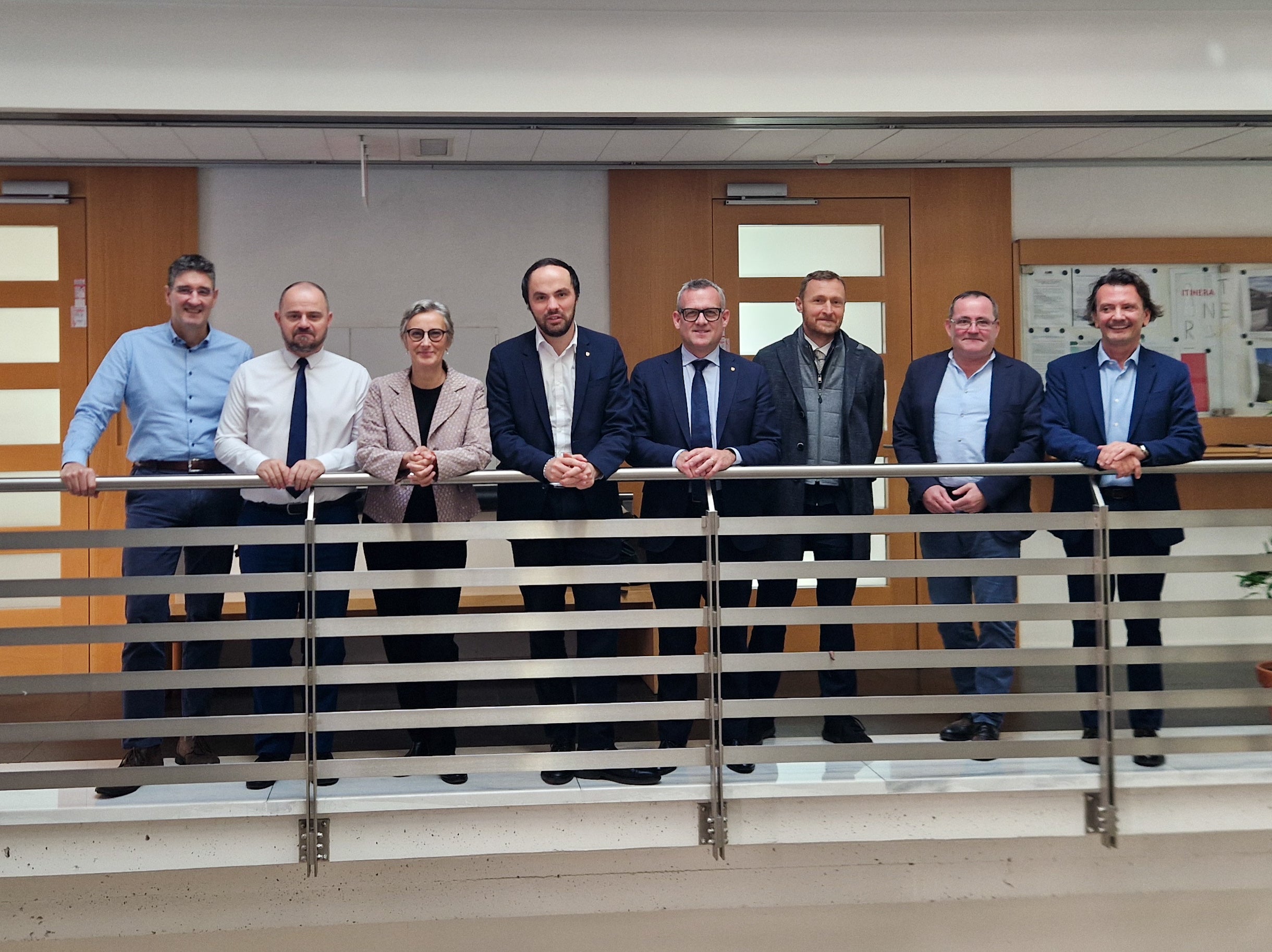 Erste Sitzung der neuen interinstitutionellen Arbeitsgruppe für die Schulbauplanung: (v.l.) Marco Springhetti (Abteilungsdirektor Hochbau), Ressortdirektor Daniel Bedin, Rolanda Tschugguel (Abteilungsdirektorin Bildungsförderung), Landesräte Philipp Achammer und Christian Bianchi, Mathias Stuflesser (Abteilungsdirektor ladinische Bildungs- und Kulturverwaltung), Bildungsdirektor Gustav Tschenett und Hauptschulamtsleiter Vincenzo Gullotta. (Foto: LPA/Gianluca Crocco)