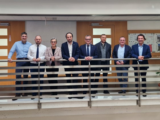 Erste Sitzung der neuen interinstitutionellen Arbeitsgruppe für die Schulbauplanung: (v.l.) Marco Springhetti (Abteilungsdirektor Hochbau), Ressortdirektor Daniel Bedin, Rolanda Tschugguel (Abteilungsdirektorin Bildungsförderung), Landesräte Philipp Achammer und Christian Bianchi, Mathias Stuflesser (Abteilungsdirektor ladinische Bildungs- und Kulturverwaltung), Bildungsdirektor Gustav Tschenett und Hauptschulamtsleiter Vincenzo Gullotta. (Foto: LPA/Gianluca Crocco)