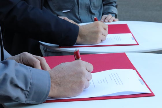 Bevölkerungsschutzlandesrat und Landeshauptmann Arno Kompatscher und der Präsident des Landesverbandes der Freiwilligen Feuerwehren Südtirols Wolfram Gapp haben am 29. Jänner ihre Unterschrift unter das Abkommen zur Führung der Landesfeuerwehrschule in Vilpian gesetzt. (Foto: LPA/Maja Clara)