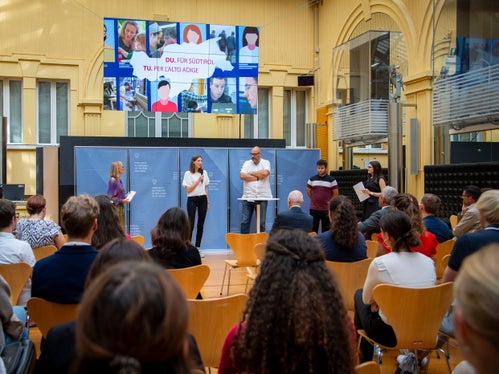 Im vergangenen Herbst haben die Sommerpraktikanten und Sommerpraktikantinnen bei einer Abschlussveranstaltung Rückblick gehalten und sich ausgetauscht. (Foto: LPA/Fabio Brucculeri)