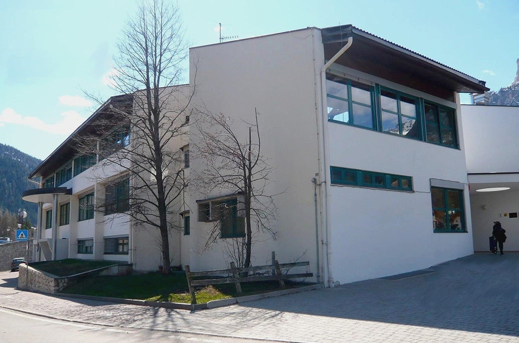 Düc i 230 candidac y candidates che ê scric ite ala terza mesana dl ann scolastich 2023/24 é gnüs ametüs y ametüdes, 229 á completé y superé l’ejam. Tl imaja la scora mesana La Ila. (Foto: USP)