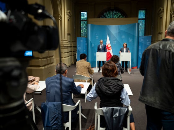 Landeshauptmann Kompatscher (links im Bild) und Landesrat Messner stellten bei der heutigen Pressekonferenz nach der Sitzung der Landesregierung mehrere Beschlüsse vor, unter anderem den Beschluss zur Ernennung der Zentralen Einheit zur Verwaltung der Wartezeiten und Wartelisten.  (Foto: LPA/Fabio Brucculeri)