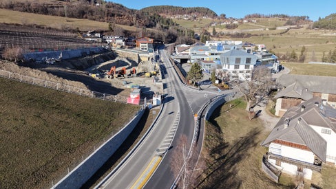 Am 29. Oktober um 14 Uhr wird der Abschluss der Arbeiten zur Erhöhung der Verkehrssicherheit an der LS 73 im Kreuzungsbereich mit dem Gastererweg offiziell gefeiert. Mit dabei sind Mobilitäts- und Infrastrukturlandesrat Daniel Alfreider sowie Rittens Bürgermeisterin Julia Fulterer. (Foto: LPA/Ressort Infrastrukturen und Mobilität)