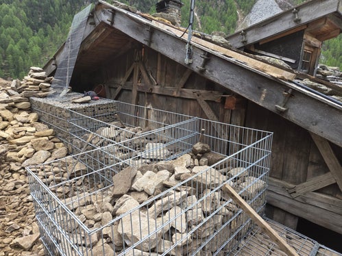 I lavori urgenti volti a proteggere l’edificio sottoposto a tutela storico-artistica nella malga Mitterkaser. (Foto: USP/Ufficio Sistemazione bacini montani ovest presso l’Agenzia per la Protezione civile)