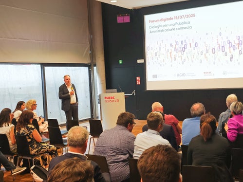 Josef T. Hofer, der Verantwortliche für den digitalen Wandel und Direktor der Landesabteilung Informatik, begrüßte die zahlreich erschienenen Teilnehmer und führte in Thematiken wie den Dreijahresplan für Informatik und die digitale Strategie für Südtirol ein. (Foto: LPA/Ursula Pirchstaller)