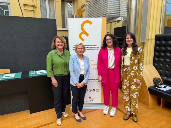 Landesrätin Rosmarie Pamer, Amtsdirektorin Astrid Wiest, Franziska Gasser (Kinder- und Jugendanwaltschaft) sowie Kinder- und Jugendanwältin Daniela Höller bei der Ausbildung für Vormundinnen und Vormunde unbegleitete Minderjährige. (Foto: LPA/Katharina Fleischmann)