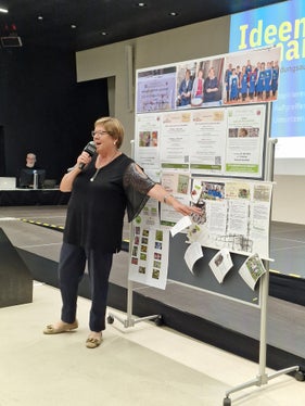 Helga Pircher vom Bildungsausschuss Kastelbell-Tschars bot Einblick in die vielfältigen Aktionen zum Projekt Kastelbell blüht auf. (Foto: LPA/Amt für Weiterbildung und Sprachen)