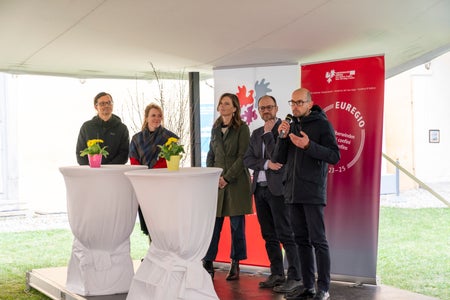Diskutierten über die Bedeutung der Museen in der Euregio: (v. l.) Martin Kofler (Museum Burg Heinfels), Michaela Stolte (Stadt- und Multschermuseum Sterzing), Edith Hessenberger (Ötztaler Museen), Francesco Frizzera (Museo Storico italiano della Guerra) und Tommaso Dossi (Palazzo della Magnifica Comunità di Fiemme).&nbsp;(Foto: LPA/Daniel von Johnston)
