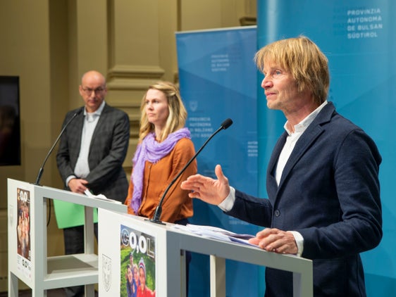 Null Promille als Lifestyle (v.l.): Günther Burger, Direktor des Landesgesundheitsressorts, Projektleiterin Magdalena Platzer, und Forum Prävention Direktor Peter Koler stellten die neue Ausgabe der Alkohol-Präventionskampagne in Bozen vor. (Foto: LPA/Fabio Brucculeri)
