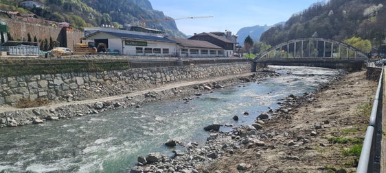 Am linken Eisackufer vor der Bogenbrücke bei Waidbruck wird die Uferschutzmauer wieder instand gesetzt. (Foto: LPA/Landesamt für Wildbach- und Lawinenverbauung Nord)
