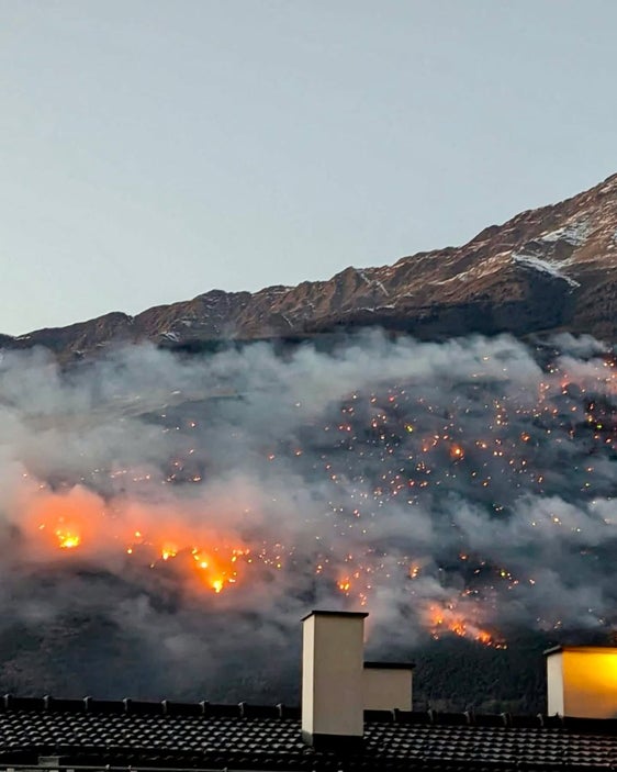 Un'impressionante immagine dei focolai ancora accesi nei boschi sopra Laces. La situazione al momento è sotto controllo e costantemente monitorata: è quanto emerso nel corso dell'ultima riunione di valutazione nella sede della Protezione civile. (Foto: USP) 