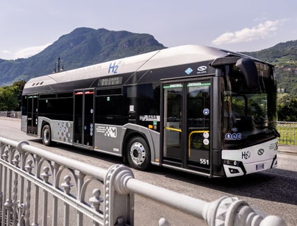 Aktuell werden zwölf Busse der In-House-Gesellschaft des Landes und der Gemeinden Bozen, Meran und Leifers SASA mit Wasserstoff betrieben. (Foto: SASA)