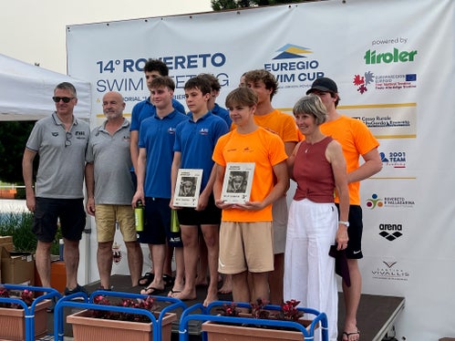 Staffelprämierung (v. l.): Christian Sala (Präsident des Comitato provinciale FIN Trentino), Gianfranco Barbiero (2001 Team Rovereto und Betreiber des Schwimmbads Rovereto), Athleten 2001 Team, Athleten Schwimmclub Brixen, Sabine Mair Dejakum (Präsidentin Schwimmclub Brixen und Organisatorin ESC) (Foto: Euregio)