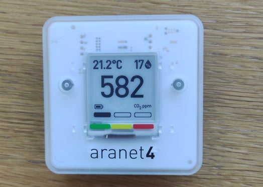 I mesuradëures dla CO2 Aranet4, che ie da śën inant n funzion tla scoles y scolines ladines. (Foto: ASP/Nathalie Stuffer)