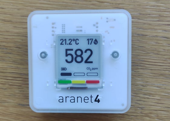 I mesuradëures dla CO2 Aranet4, che ie da śën inant n funzion tla scoles y scolines ladines. (Foto: ASP/Nathalie Stuffer)