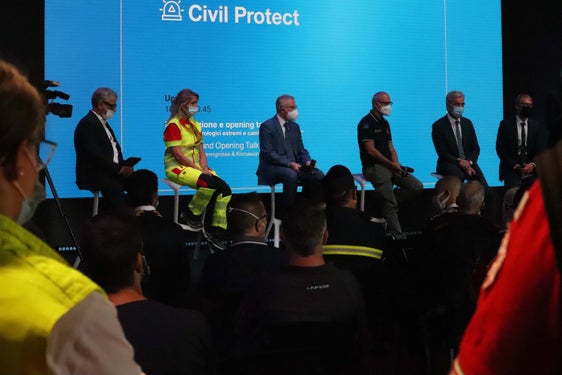 Civil Protect inaugurata con un confronto su eventi meteo, cambiamento climatico e sistemi di allerta: (da sx) il presidente del Consorzio dei Comuni Schatzer, la presidente della Croce Bianca Siri, il commissario del Governo Cusumano, il capo della Protezione civile Curcio, l'assessore Schuler, il direttore dell'Agenzia Unterweger. (Foto: ASP/Maja Clara)