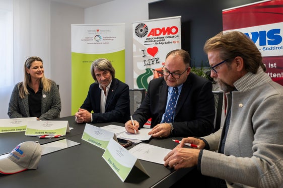 Vereinbarungen unterzeichnet (von links): Emanuela Imprescia, Präsidentin der Vereinigung der Knochenmarkspender Fondazione ADMO (Associazione Donatori di Midollo Osseo) Alto Adige Südtirol ETS, der Landesrat für Gesundheitsvorsorge und Gesundheit Hubert Messner, der Generaldirektor des Südtiroler Sanitätsbetriebs Christian Kofler, der Präsident der Blutspendervereinigung AVIS (Associazione Volontari Italiani Sangue) Alto Adige-Südtirol Diego Massardi (Foto: LPA/Manuela Tessaro)
