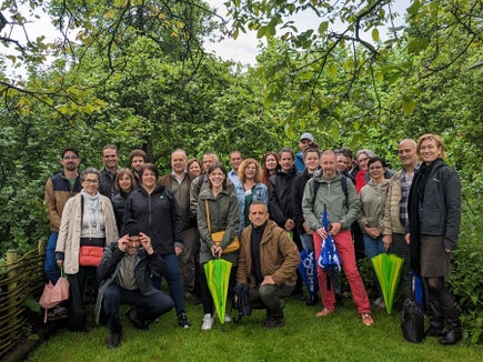 Scambio nell'ambito del progetto Interreg CORE: il viaggio di studio in Belgio ha incluso anche una visita ai giardini del Comité Jean Pain, dove è stato sviluppato un sistema chiuso per il riciclaggio dei rifiuti verdi prodotti nel giardino. (Foto: ASP/Agenzia provinciale per l’ambiente e la tutela del clima)  
