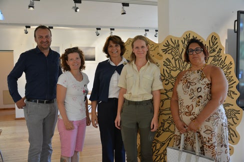 Nuovi spazi didattici all’interno del Centro visite del Parco naturale di Monte Corno. Nella foto da sinistra: Valentina Princigalli, Lisa Schweitzer, il sindaco Epp, l'assessora Hochgruber Kuenzer e la vicesindaca Montagna (Foto: ASP/Marcella Morandini)

