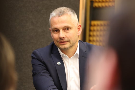 “L'assessore provinciale Walcher ha lanciato l'idea di reintrodurre la festa dei nuovi pescatori e sono arrivati moltissimi nuovi pescatori e pescatrici da tutta la provincia”: Markus Heiss, presidente dell'Unione Pesca Alto Adige. (Foto: USP/Maja Clara)