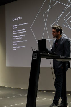Hannes Waldner, Vorsitzender des Gamingvereins DUNG, organisiert mit seinem Verein Events, vernetzt Gamerinnen und Gamer, schafft Communitys und organisiert Workshops. (Foto: LPA/Amt für Bibliotheken und Lesen)