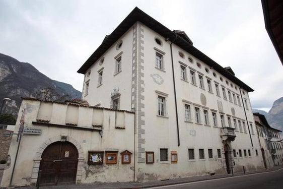 La Giunta provinciale ha approvato il finanziamento di 632.565,94 euro destinato all’acquisto degli arredi e delle attrezzature della nuova scuola di musica nel Palazzo della Signoria di Salorno. L’intervento sarà regolato attraverso una convenzione con il Comune di Salorno, che provvederà agli acquisti per conto della Provincia. (Foto: ASP)