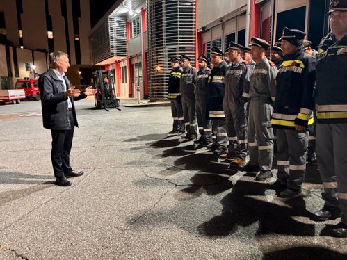 Il 4 novembre l’assessore provinciale alle Foreste Luis Walcher (a sinistra nella foto) ha consegnato ai vigili del fuoco volontari della Bassa Val Venosta i tubi e i raccordi acquistati dalla Ripartizione Servizio Forestale (Foto: USP/Dipartimento Agricoltura, Foreste e Turismo/Sabine Pitscheider)