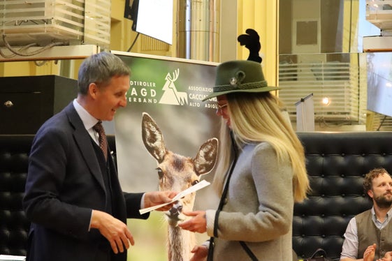 Glückwunsch zur Erlangung des Jagdbefähigungsnachweises: Forstwirtschaftslandesrat Luis Walcher mit einer der neuen Jägerinnen.  (Foto: LPA/Maja Clara)