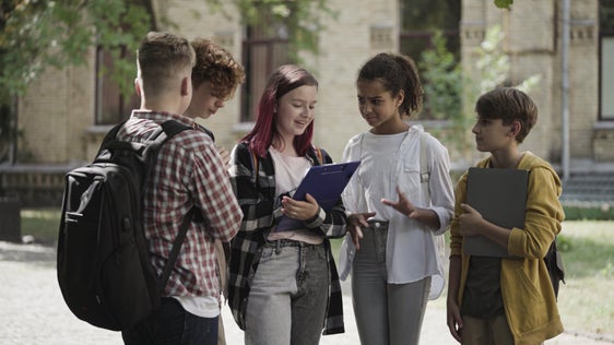Netzwerk der Sozialdienste und der Bildungseinrichtung soll gestärkt werden: Kinder und Jugendliche sollen bestmögliche Unterstützung bekommen. Darum ging es jüngst bei einer Veranstaltung in Meran. (Foto: Shutterstock)