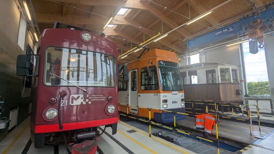 Tre generazioni di veicoli a confronto: i nuovi treni appena acquistati (al centro), quelli in servizio che hanno alle spalle 50 anni di esercizio e i veicoli storici risalenti ai primi anni del 1900. (Foto: USP/STA/Ivan Brentegani)