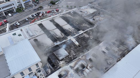 Gli esperti dell'Agenzia provinciale per l'ambiente e la tutela del clima sono intervenuti sul posto per misurare le conseguenze dell'incendio scoppiato ai Piani di Bolzano sulla qualità dell'aria. (Foto: ASP/Vigili del fuoco del Corpo permanente di Bolzano)