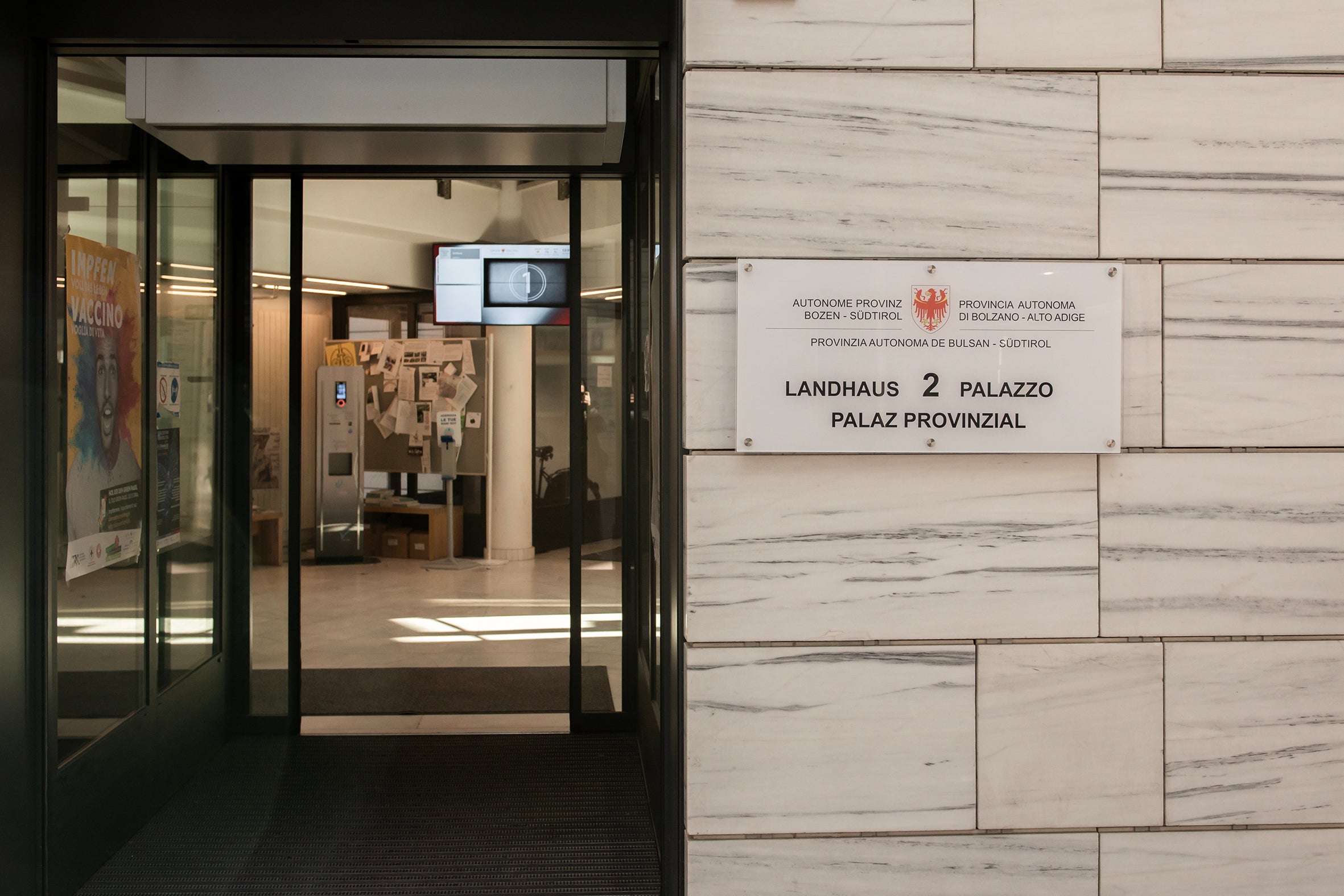 Zur Umsetzung der Maßnahmen des staatlichen Wiederaufbauplans kann das Land zusätzliches Personal beschäftigen. Die Landesregierung hat die Zuweisungsmodalitäten festgelegt. Im Bild das Landhaus 2 (Foto: LPA/Daldos)