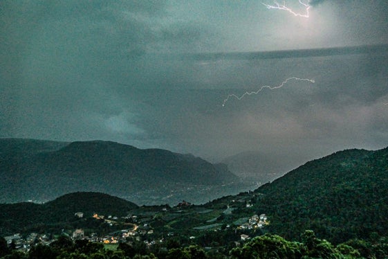 Immagine del mese giugno 2025: temporale con fulmini nella Valle dell'Adige (Foto: USP/Martin Geier)