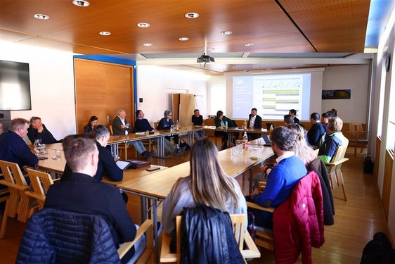 Austausch in Schlanders: &nbsp;LR Daniel Alfreider informierte die Bezirksgemeinschaft und die Bürgermeisterinnen und Bürgermeister des Vinschgaus über den Stand der Arbeiten und die nächsten Schritte bei der Elektrifizierung der Vinschger Bahn. (Foto: LPA/Ivan Brentegani)