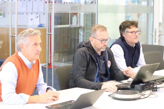 Teils im Konferenzsaal der Agentur für Bevölkerungsschutz, teils via Videokonferenz wurde auch heute (2. November) die aktuelle Lage von allen Seiten beleuchtet und bewertet, im Bild von links der Direktor des Landeswarnzentrums Willigis Gallmetzer, der Bereitschaftsdiensthabende Zivilschutz Andreas Simmerle und der Direktor des Landesamtes für Hydrologie und Stauanlagen Roberto Dinale (Foto: LPA/Maja Clara)