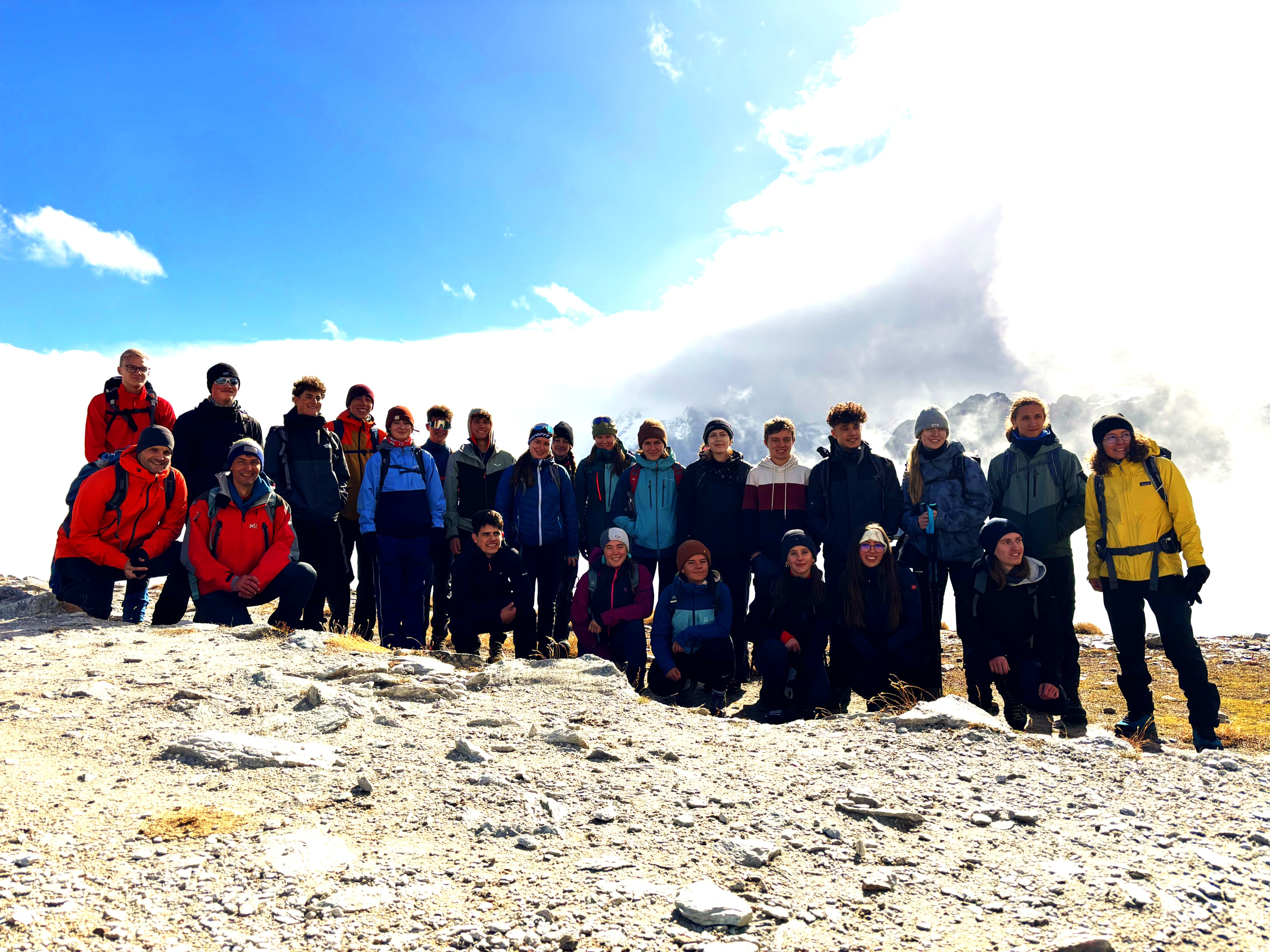 Die Südtiroler und die Würzburger Gruppe beim diesjährigen Glaziologiecamp (Foto: LPA/Christian Kohl/Partnerschule Würzburg)
