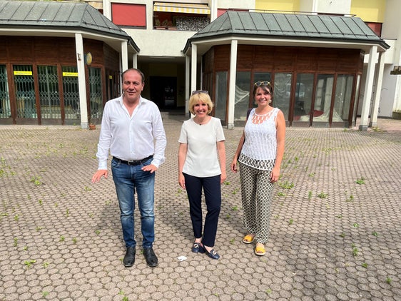 Durante il sopralluogo a Sinigo, gli assessori provinciali Waltraud Deeg e Giuliano Vettorato, insieme all'assessora comunale di Merano, Emanuela Albieri, hanno visionato in loco gli spazi che in futuro saranno utilizzati per dare vita ad un nuovo progetto socio-culturale (Foto: ASP/Gabriel Marciano)