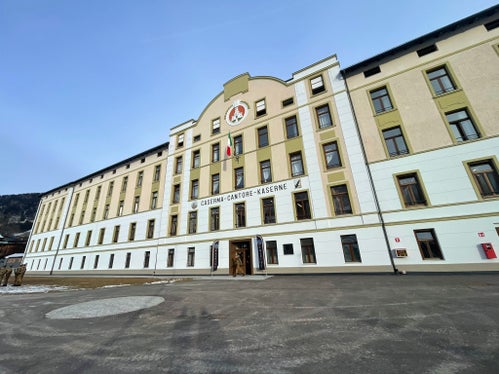 Il 12 gennaio è stata inaugurata la nuova Caserma Cantore di San Candido. L’intervento, promosso e realizzato dalla Provincia Autonoma di Bolzano, ha previsto la costruzione di tre nuovi edifici abitativi e un articolato programma di ristrutturazione della struttura preesistente. (Foto: Ministero della Difesa)