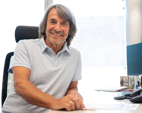 Il grande interesse per il corso di laurea in Igiene dentale dimostra che le professioni sanitarie rappresentano percorsi formativi attrattivi e orientati al futuro. Sono lieto che nell’autunno 2026 il corso di laurea possa nuovamente partire al completo, con tutti i 20 posti disponibili coperti, sottolinea l'assessore provinciale Hubert Messner. (Foto: USP/Fabio Brucculeri)