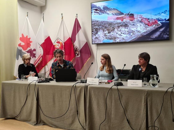 Christoph Mitterer (zweiter von links), Chiara Ida Pompeo (dritte von links) und Mauro Gaddo (vierter von links) während des Euregio-Dienstags, der gestern (28. Februar) in der Casa Moggioli in Trient stattgefunden hat. (Foto: Euregio)