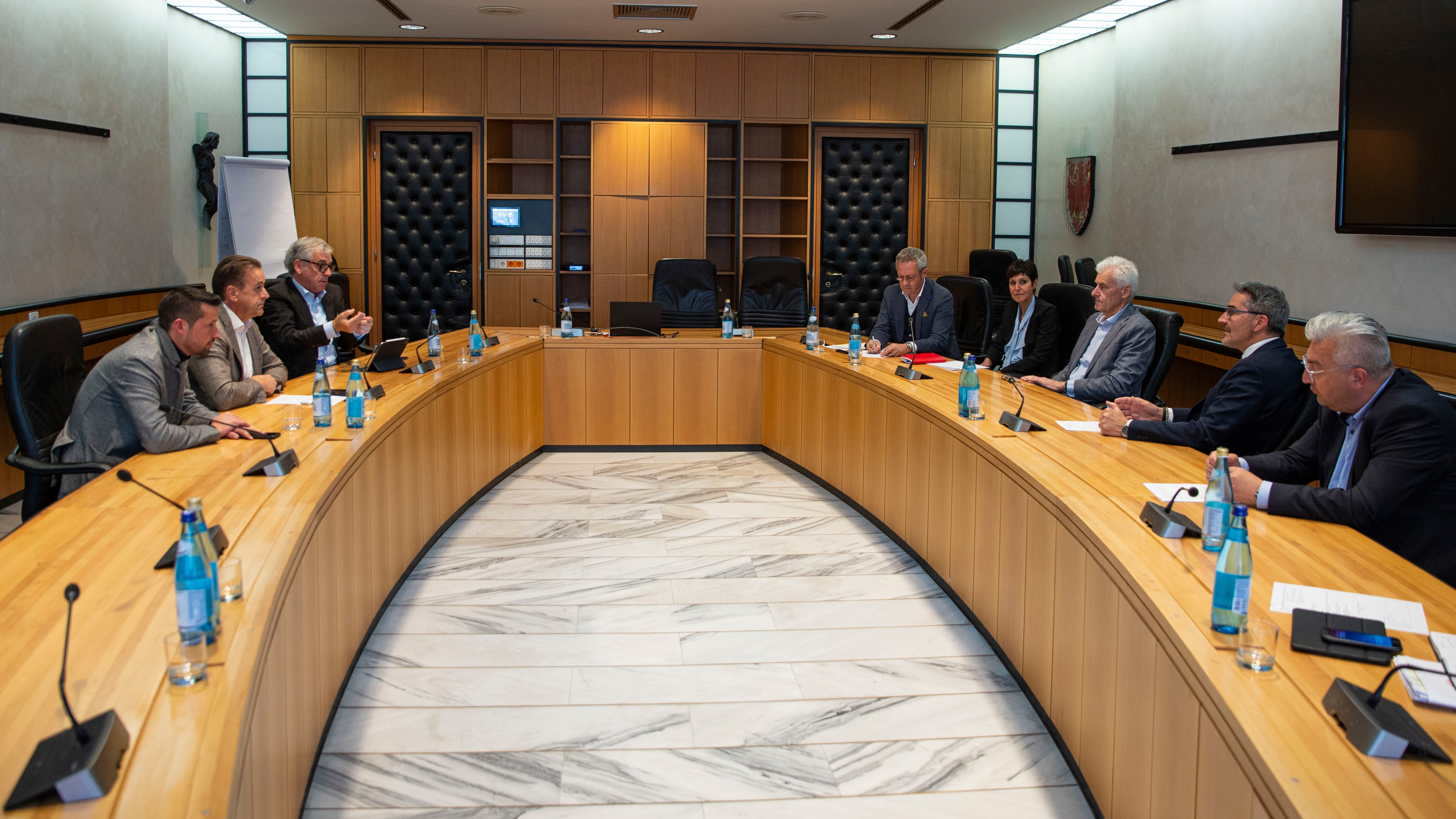 Il confronto tra il presidente Kompatscher e la delegazione dei comuni altoatesini. Nella foto (da sinistra) Dominik Oberstaller, Hansjörg Zelger e Andreas Schatzer. Sulla parte destra (nella foto da sinistra), Albin Kofler,  Monika Reinthaler, Alois Kröll , il presidente altoatesino Arno Kompatscher e Dieter Pinggera (Foto: ASP/Fabio Brucculeri)


