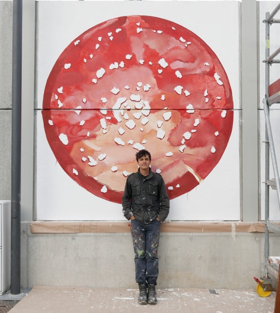 Matteo Picelli, der in der Öffentlichkeit mit dem Künstlernamen Egeon auftritt, gestaltet am Mobilitätszentrum Brixen 19 Fliegenpilze, die für eine gute Vernetzung stehen. (Foto: LPA/Ressort Mobilität)