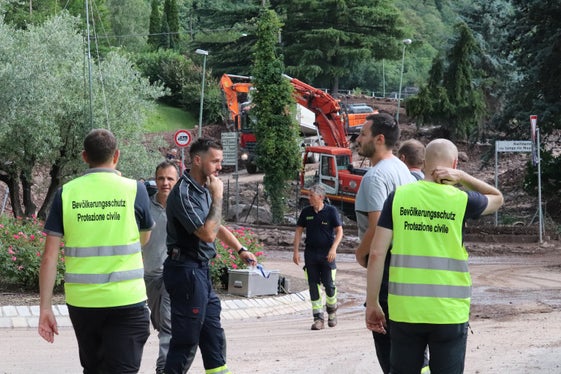 Aufräumarbeiten nach Unwetterschäden in der vermurten Katzensteinstraße in Meran (Foto: LPA/Maja Clara)