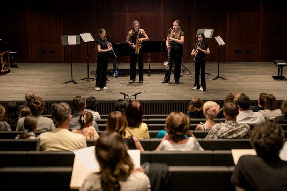 Das Young Quartet ist in der Kategorie Kammermusik für Holzblasinstrumente AG II angetreten (v.li.): Rebecca Trienbacher, Martina Wiedmer, Sophie Huyn, Magdalena Aster. Musikschuldirektion Überetsch/Mittleres Etschtal, Lehrer Werner Mayr (Foto: LPA/Theresa Pewal)

