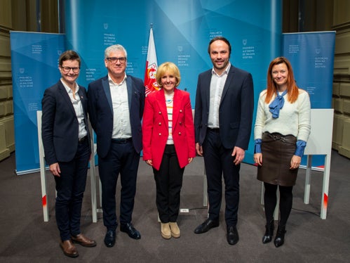Hanno presentato il pacchetto di misure della Provincia e dei Comuni per una politica del tempo a misura di famiglia: (da sinistra) Carmen Plaseller, Andreas Schatzer, Waltraud Deeg, Philipp Achammer e Sigrun Falkensteiner (Foto: ASP/Fabio Brucculeri)