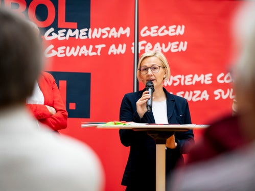 Die Direktorin des Amtes für Kinder- und Jugendschutz und Soziale Inklusion, Astrid Wiest, informierte über die diversen Maßnahmen, die im Rahmen des Landesgesetzes zur Gewaltprävention nun umgesetzt werden. (Foto: LPA/Fabio Brucculeri)