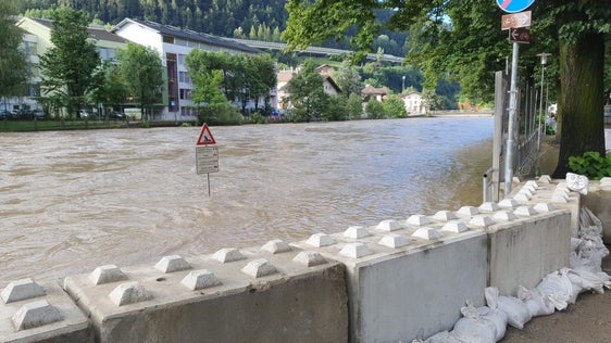 Il livello idrometrico del fiume Isarco è salito sensibilmente nella notte a causa delle forti piogge. Nella foto, oggi (5 agosto) l'Isarco a Chiusa.(Foto: ASP/Markus Rauch)
