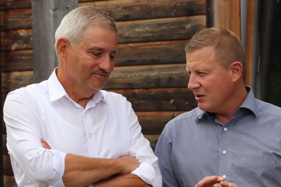 Vigili del fuoco e agricoltori hanno partecipato ai corsi per il lavoro forestale fin dall'inizio (nella foto da sinistra): Wolfram Gapp, presidente dell'Unione provinciale dei corpi dei vigili del fuoco volontari dell'Alto Adige fino a maggio, e il presidente dell'Unione Agricoltori e Coltivatori diretti altoatesini Daniel Gasser. (Foto: USP/Maja Clara)