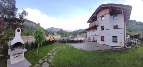 Nach Regenfällen der vergangenen Tage hat sich gestern (17. Juni) Früh eine Mure in den Seresbach in Campill gewälzt, Freiwillige Feuerwehren, Wildbachverbauung, Landesforstbehörde, Landesgeologen sind vor Ort; das Bild entstand gestern Abend. (Foto: LPA/Landesamt für Geologie und Baustoffprüfung)